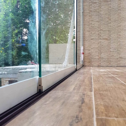 Systèmes de châssis sans cadre pour clôtures de balcon, le producteur de la Pologne